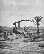 ''Un puits a bascule (khotara) ou "cigogne"; Afrique du nord', 1914. Creator: Unknown.