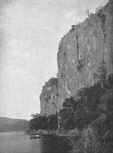 ''Dans les gorges de Lupata; Afrique Australe', 1914. Creator: Unknown.