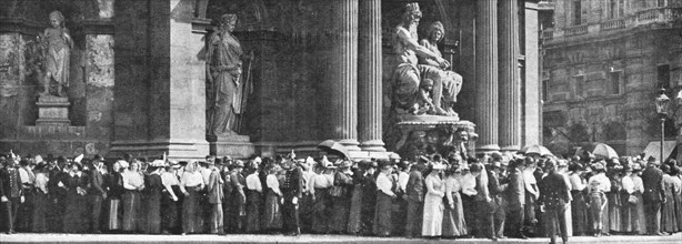'Les Funerailles a La Hofburg; La foule est admise a defiler devant la catafalque', 1914. Creator: Unknown.
