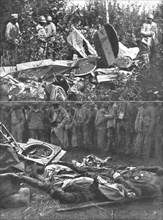 'Apres un corps a corps fantastique a quatre mille metres; les debris de l'avion de Terline, 1916. Creator: Unknown.