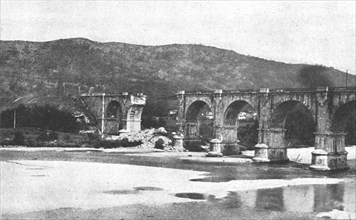 'Les Italiens a Gorizia; le pont du chemin de fer sur l'Isonzo', 1916 Creator: Unknown.