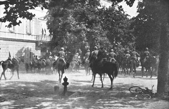 'Apres la prise de Gorizia - La cavalerie italienne devant le Palais du Commandement', 1916. Creator: Unknown.