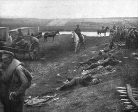 'Sur les routes de l'offensive russe (Armee Sakharof) - Blesses russes et autrichiens', 1916. Creator: Unknown.