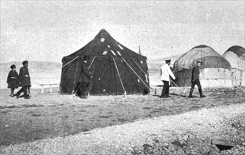 'Aux armees russes d'Asie; Un chef kurde vient au camp de l'etat-major russe', 1916. Creator: Unknown.