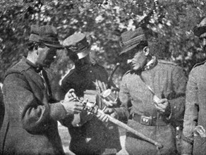 'La grande attaque du Carso (aout 1916); Officiers italiens examinant une massue autrichienne', 1916 Creator: Unknown.