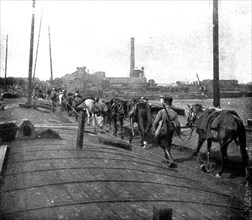 ''Devant les Falaises de L'Aisne; Un pont sur l'Oise improvise par le genie', 1914. Creator: Unknown.