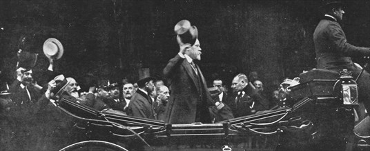 ''M Poincare Hate son retour en France; Rentrant A Paris, le President quitte la gare du Nord',1914 Creator: Unknown.