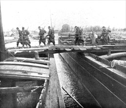 ''Devant les Falaises de L'Aisne; Un pont sur l'Oise improvise par le genie', 1914. Creator: Unknown.