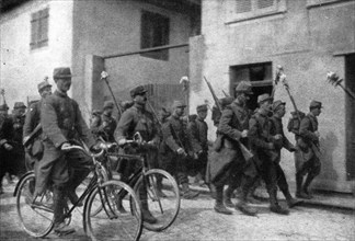 'En Alsace et sur la Frontiere; nos fantassins et un etat-major de brigade entrent a Thann', 1914. Creator: Unknown.