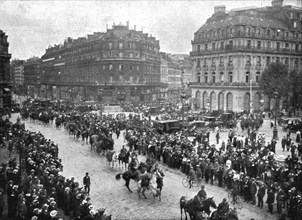 'Paris Transforme; Autobus et limousines ont ete requisitionnes', 1914. Creator: Unknown.
