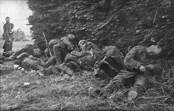 'L'immense champ de Bataille; Les ravages de notre artillerie de 75 dans les rangs ennemis', 1914 Creator: Unknown.