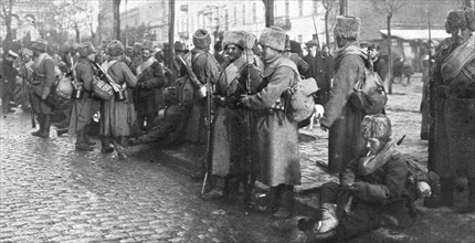 ''Sur le front Russe; A Varsovie, des troupes d'elite: soldats d'un regiment siberien', 1914. Creator: Unknown.
