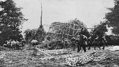 'Les raids Malheureux des Zeppelins sur l'Angleterre; debris du L32, autour de l'arbre sur..., 1916. Creator: Unknown.