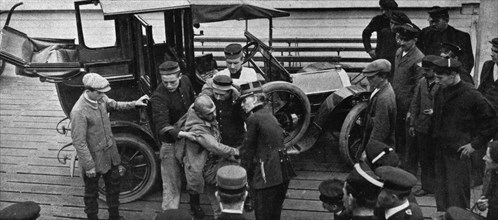 a Ostende des Belges consacrent d'infinies precautions au transport d'un blesse allemand', 1914. Creator: Unknown.