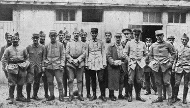 'Un match militaire de football a Paris; L'equipe du 20e corps en tenue militaire', 1916. Creator: Unknown.