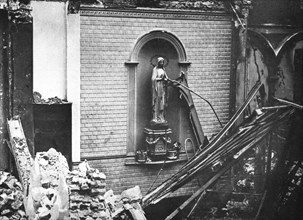 'Un couvent de Termonde incendie par l'ennemi avec une partie de la ville', 1914 Creator: Unknown.