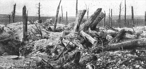 'Derriere la bataille, au Sud de la Somme: Le travail de notre artillerie sur les defenses..., 1916. Creator: Unknown.