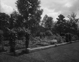 Garden and arbor, residence of Mrs. Franklin H. Walker, Detroit, Mich., between 1900 and 1920. Creator: Unknown.