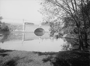 Elmwood Avenue bridge, Buffalo, N.Y., between 1900 and 1915. Creator: Unknown.