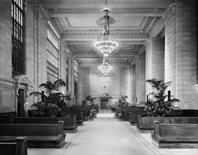 Main waiting room, Grand Central Terminal, N.Y. Central Lines, New York, c.between 1910 and 1920. Creator: Unknown.