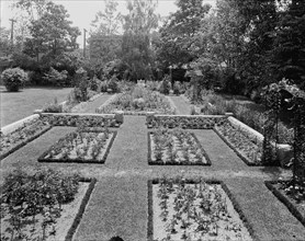 Residence of Mrs. Franklin H. Walker, garden, Detroit, Mich., between 1905 and 1915. Creator: Unknown.