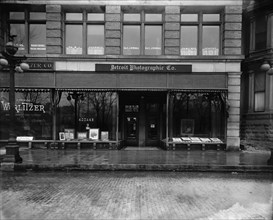 Detroit Photographic Company galleries, Detroit, Mich., between 1905 and 1915. Creator: Unknown.