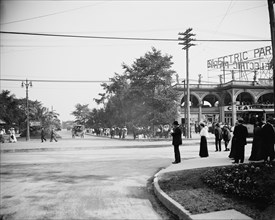 Approach to Belle Isle Bridge, Detroit, Mich., between 1900 and 1910. Creator: Unknown.