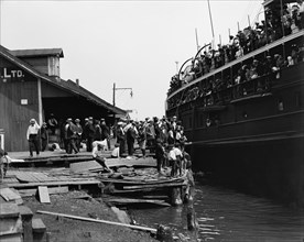D. & C. [Detroit & Cleveland Navigation Co.] steamer at dock, Cheboygan, Mich., c1900-1910. Creator: Unknown.
