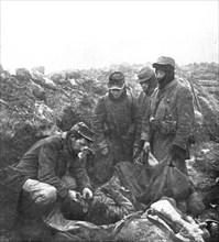 'Dans les Hauts-de-Meuse; des sapeurs viennent de rejoindre et de sauver un blesse', 1915. Creator: Unknown.
