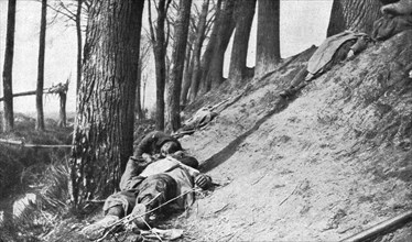 'La seconde bataille d'Ypres; La rive de l'Yser apres notre attaque: blesses et morts', 1915. Creator: Unknown.