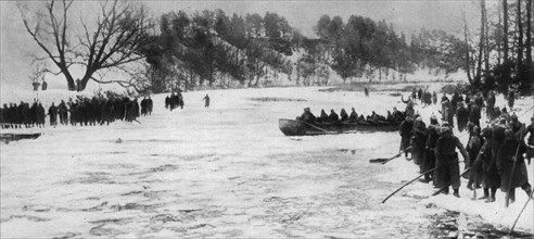 'Sur le front oriental; Au cours de la bataille de Mazurie, les Allemands brisaient la glace', 1915 Creator: Unknown.