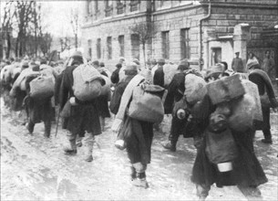 'Sur le front oriental; Les soldats de la garnison autrichienne evacuant la ville', 1915. Creator: Unknown.