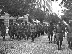 ''les premieres operations Italiennes; Un regiment quitte Rome a destination de la frontiere', 1915. Creator: Unknown.