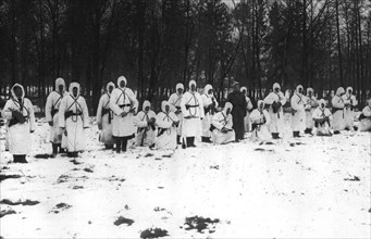 'Sur le Front Oriental; En Pologne: eclaireurs russes revetus de frocs de toile blanche..., 1915. Creator: Unknown.