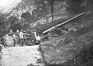 'Sur le front Italien; Une piece de moyen calibre en position sur les flancs du Monte...1915 (1924). Creator: Unknown.