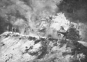 'Sur le front Italien; Dans le Haut-Isonzo, un convoi de gros canons remorques...1915 (1924). Creator: Unknown.