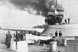 'Un nouvel ennemi: Le Bulgare; Les officiers du superdreadnought russe "Imperatrice...1915 (1924). Creator: Unknown.