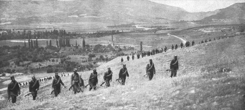 'La resistance Serbe; Lignes successives d'infanterie serbe en formation d'attaque', 1915 (1924). Creator: Unknown.