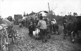 'Le repli et l'exode; Une colonne de paysans sur la route de l'exil', 1915 (1924). Creator: R. Marianovitch.