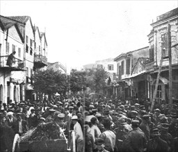 'Les premiers contingents Franco-Anglais a Salonique; L'animation dans la rue du...1915 (1924). Creator: Unknown.