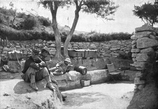 'L'expedition des Dardanelles, Heures D'Accalmie; Farniente et lecture', 1915 (1924). Creator: Unknown.