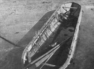 'Sur le Canal de Suez; Un des grands canots en aluminium qui devaient permettre..., 1915 (1924). Creator: Unknown.