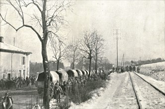 'Autour de Verdun pendant la bataille; Sur la route, des camions automobiles amenant..., 1916 (1924) Creator: Unknown.