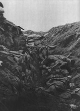''Au pied du Mort-Homme; un element de tranchee repris a l'ennemi', 1916 (1924) Creator: Unknown.
