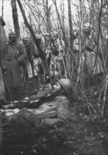 'Paysages d'ete a Verdun; Deux blesses dans un bois ou la vegetation n'a plus de..., 1916 (1924) Creator: Unknown.