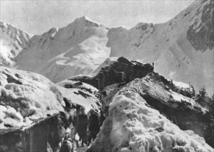 'Sur le front Italien; En haute montagne: une tranchee et un poste avance a..., 1916 (1924) Creator: Unknown.