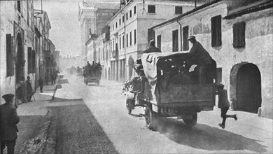 'Sur le front Italien; Comme a Verdun, nos allies eurent recours aux camions..., 1916 (1924) Creator: Unknown.