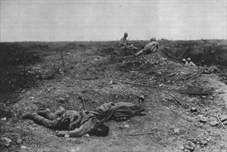 ''Epaves du combat; Un coin du champ de bataille', 1916 (1924). Creator: Unknown.