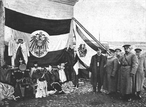 'Prevoyance; Une prevoyance qui trahit la premeditation: uniformes et drapeaux allemands..., 1914. Creator: Unknown.