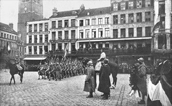 'Le Retour des Vainqueurs; A Dunkerque: revue du 110e d'infanterie, le 9 mars 1919..., 1919. Creator: Unknown.